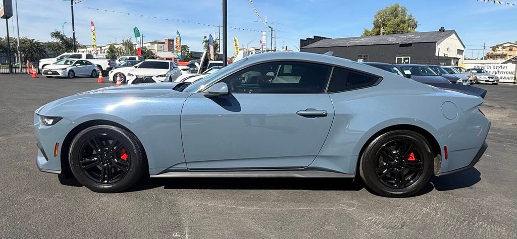 Ford Mustang Vehicle Full-screen Gallery Image 06