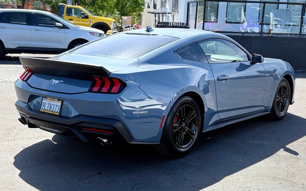 Ford Mustang Vehicle Full-screen Gallery Image 08
