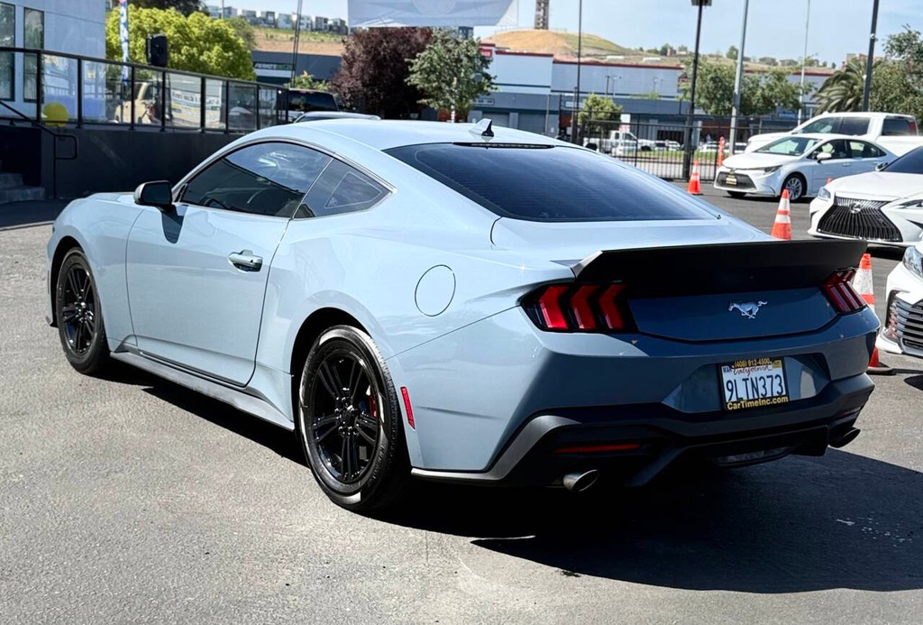 Ford Mustang Vehicle Full-screen Gallery Image 10