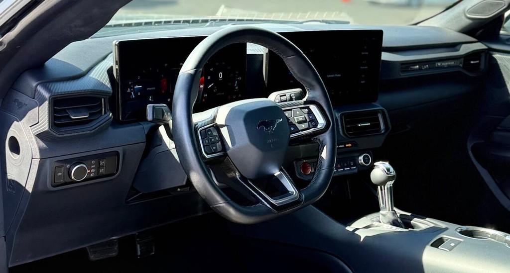 Ford Mustang Vehicle Full-screen Gallery Image 11