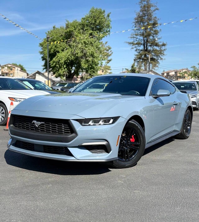 Ford Mustang Vehicle Full-screen Gallery Image 04