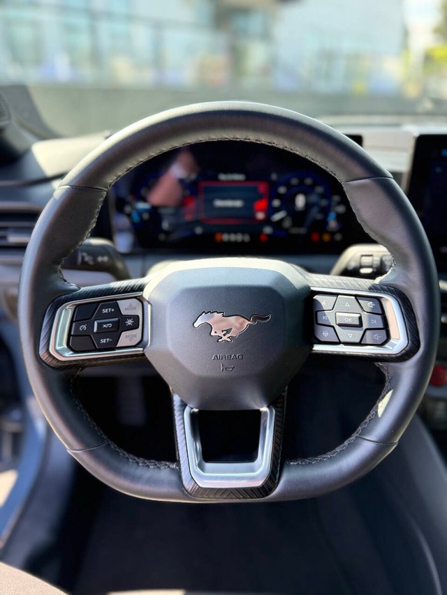 Ford Mustang Vehicle Full-screen Gallery Image 13