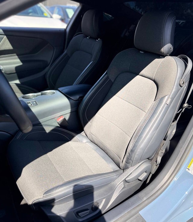 Ford Mustang Vehicle Full-screen Gallery Image 15