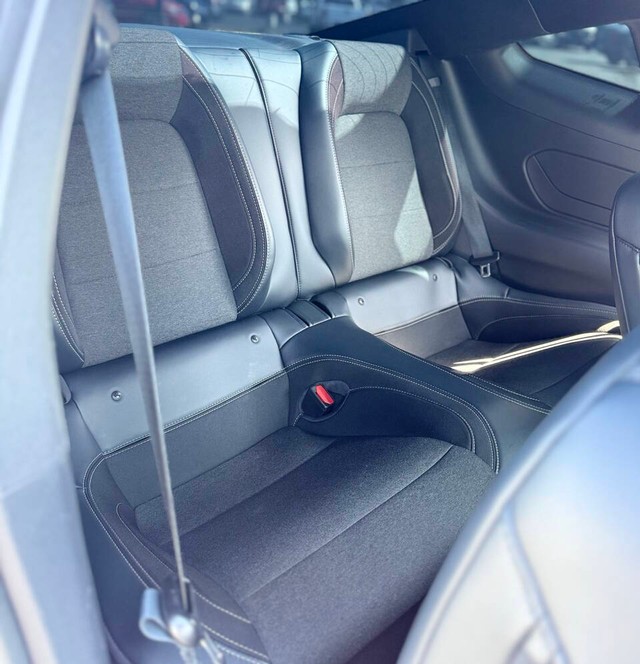 Ford Mustang Vehicle Full-screen Gallery Image 17