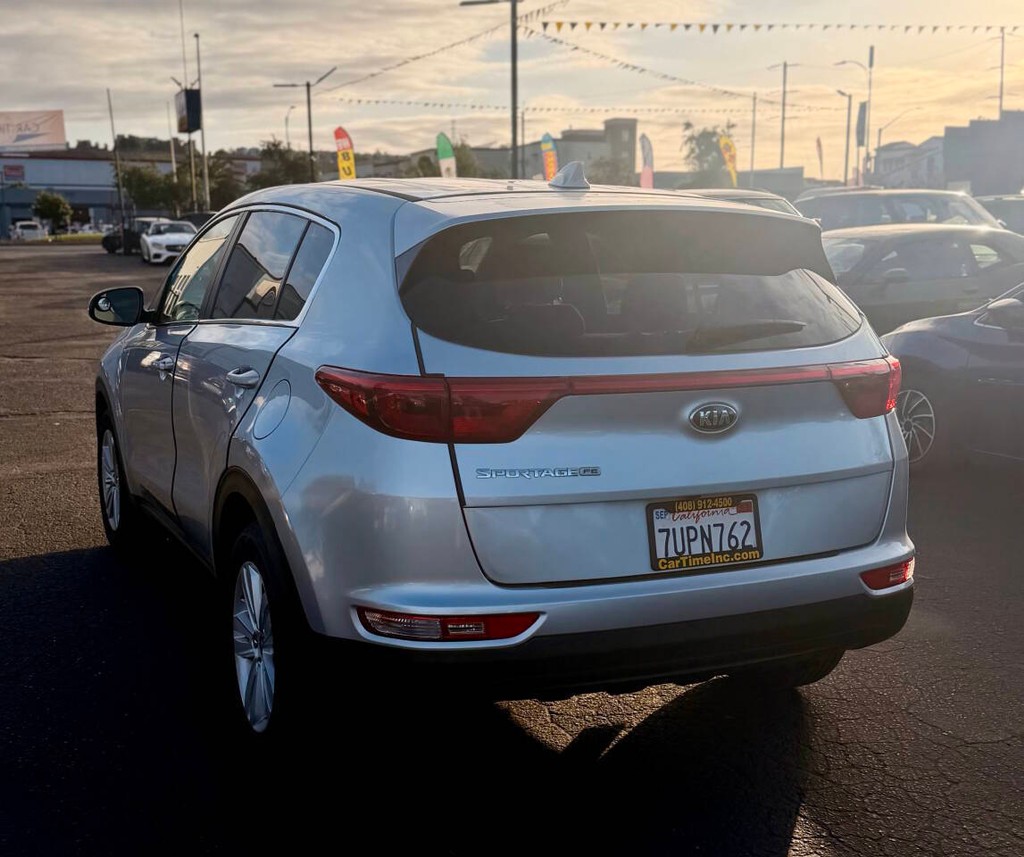 Kia Sportage Vehicle Full-screen Gallery Image 03