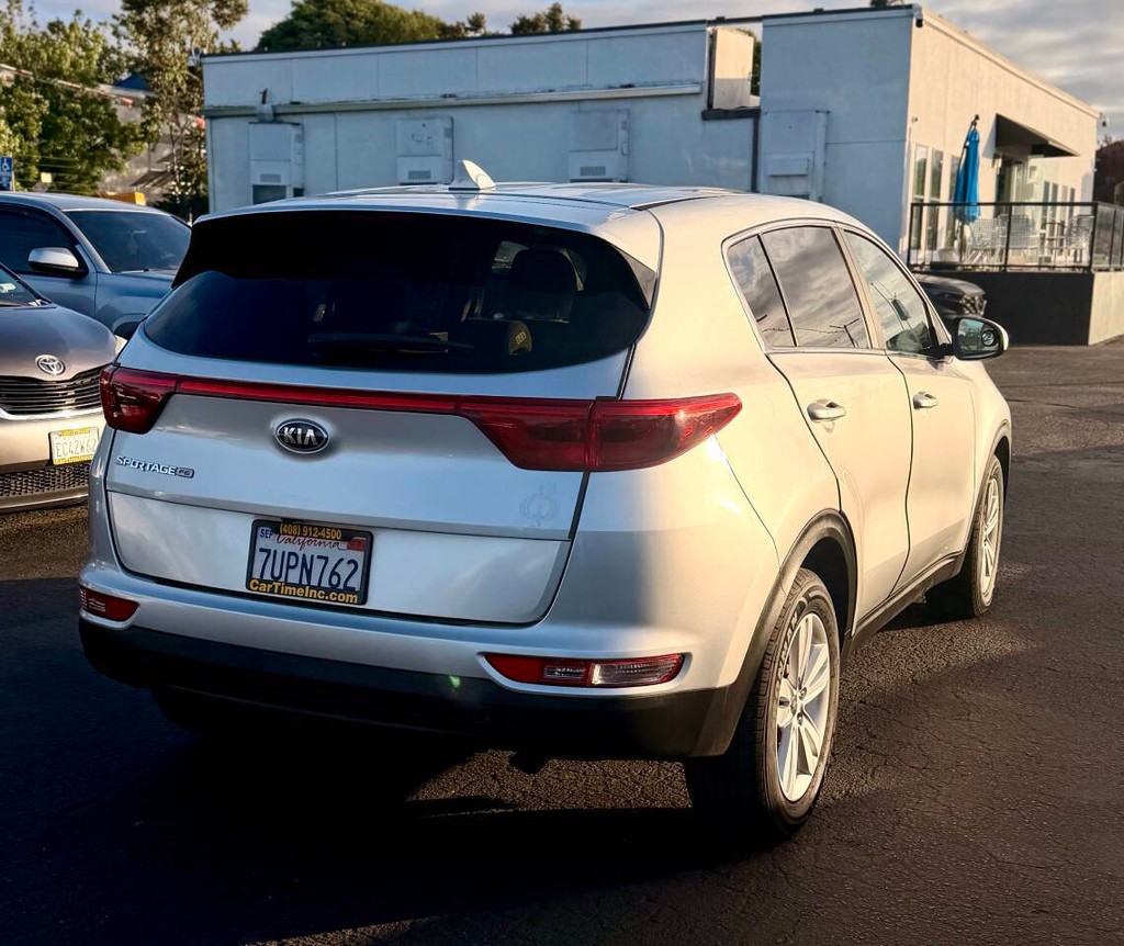 Kia Sportage Vehicle Full-screen Gallery Image 05