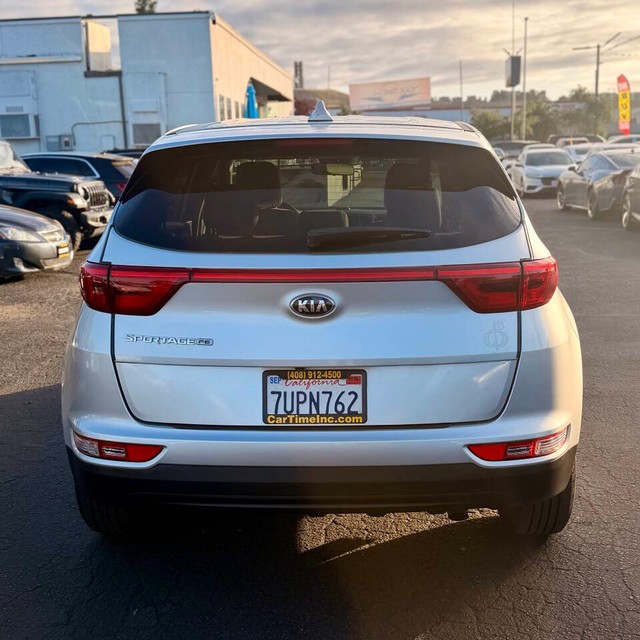 Kia Sportage Vehicle Full-screen Gallery Image 04