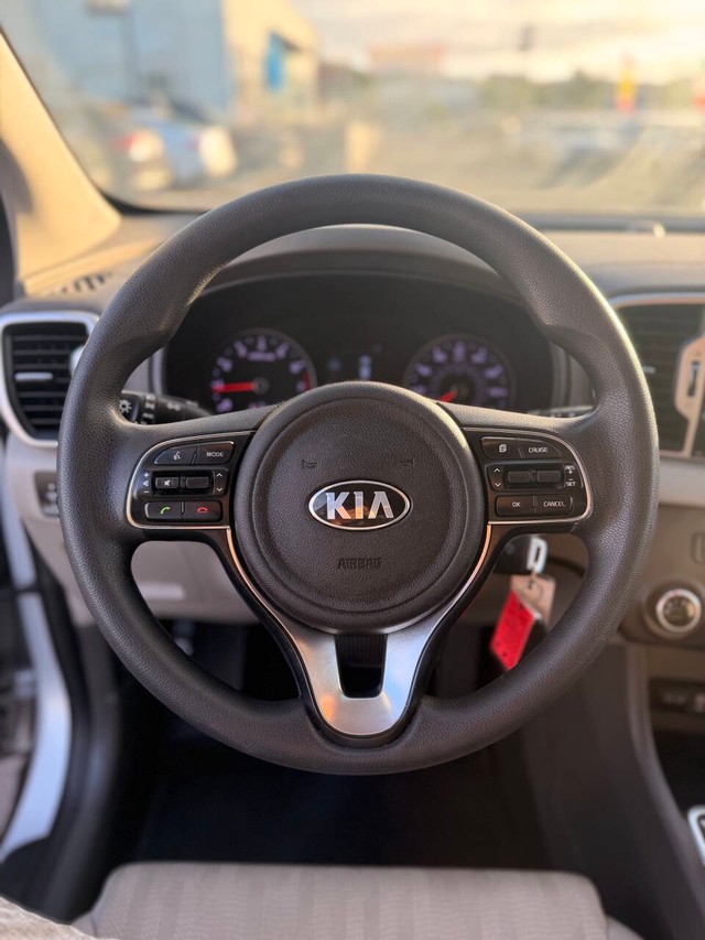 Kia Sportage Vehicle Full-screen Gallery Image 09