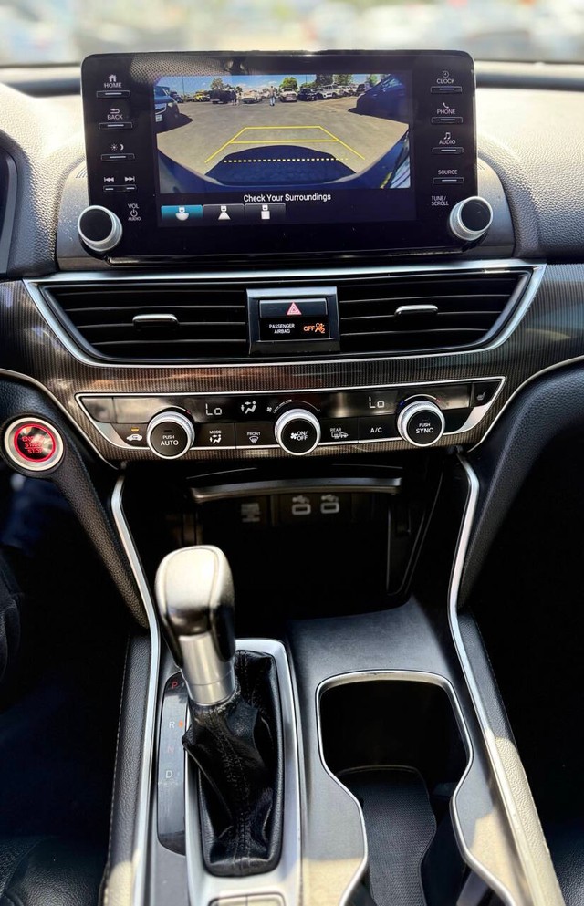 Honda Accord Sedan Vehicle Full-screen Gallery Image 10