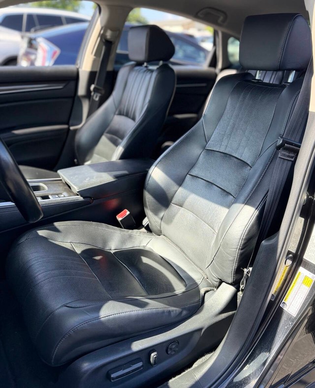 Honda Accord Sedan Vehicle Full-screen Gallery Image 11
