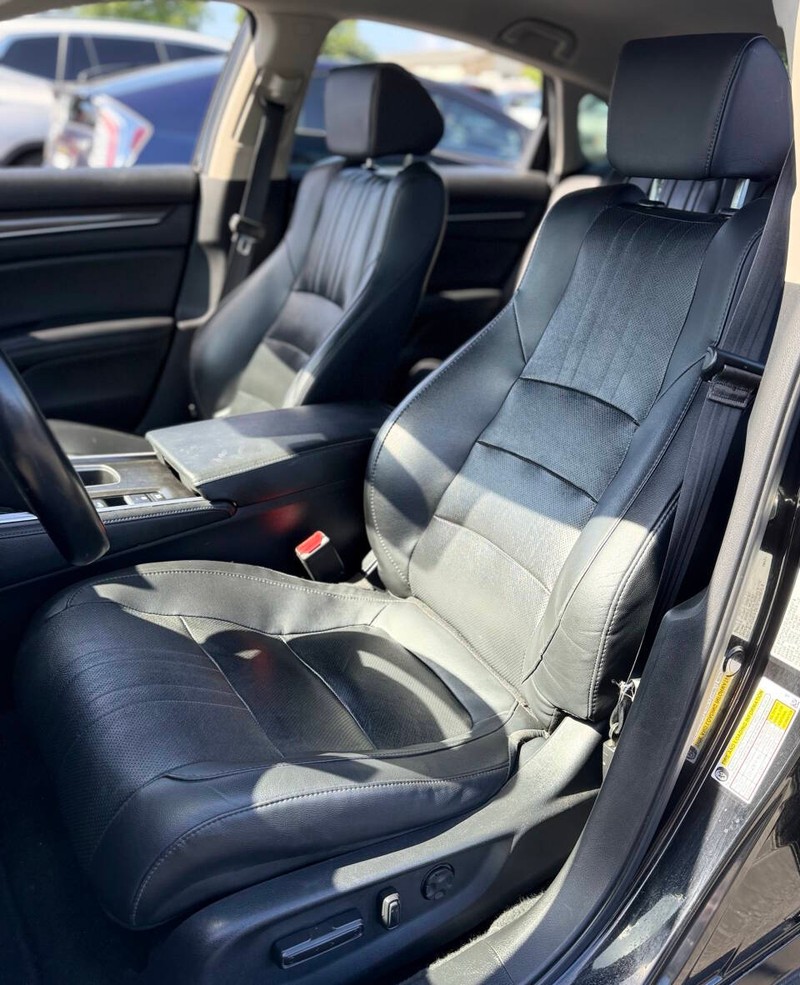 Honda Accord Sedan Vehicle Full-screen Gallery Image 11