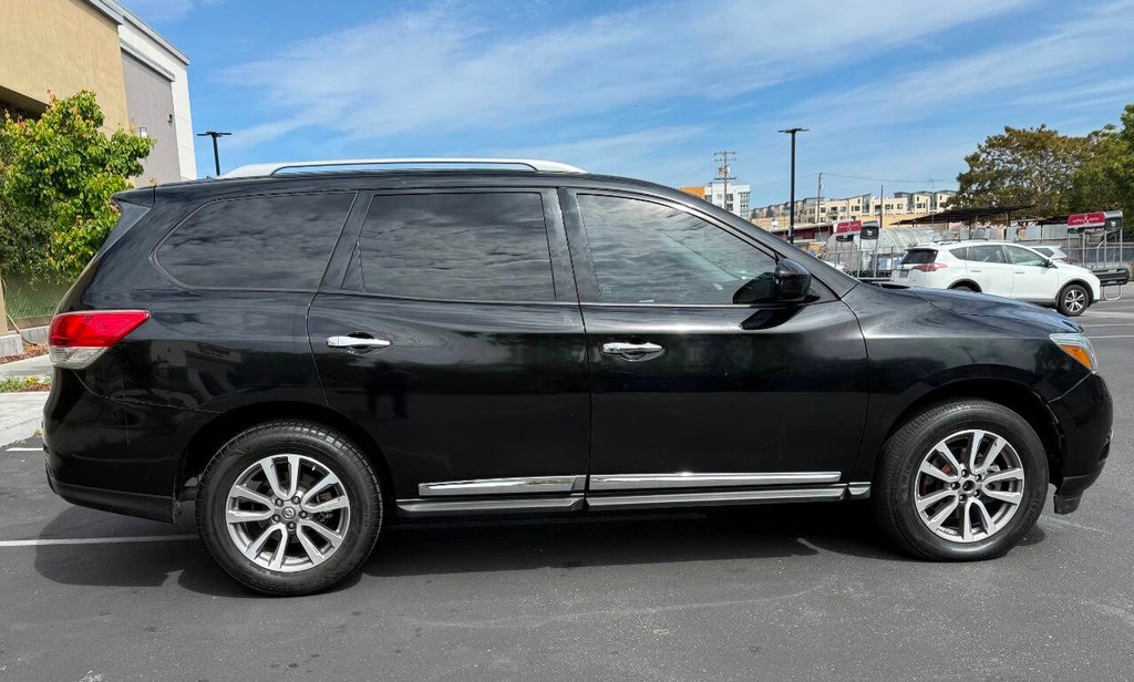 Nissan Pathfinder Vehicle Full-screen Gallery Image 10