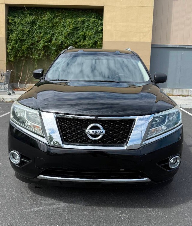 Nissan Pathfinder Vehicle Full-screen Gallery Image 03