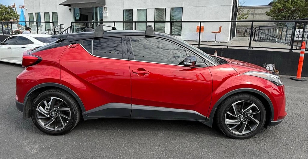 Toyota C-HR Vehicle Full-screen Gallery Image 05