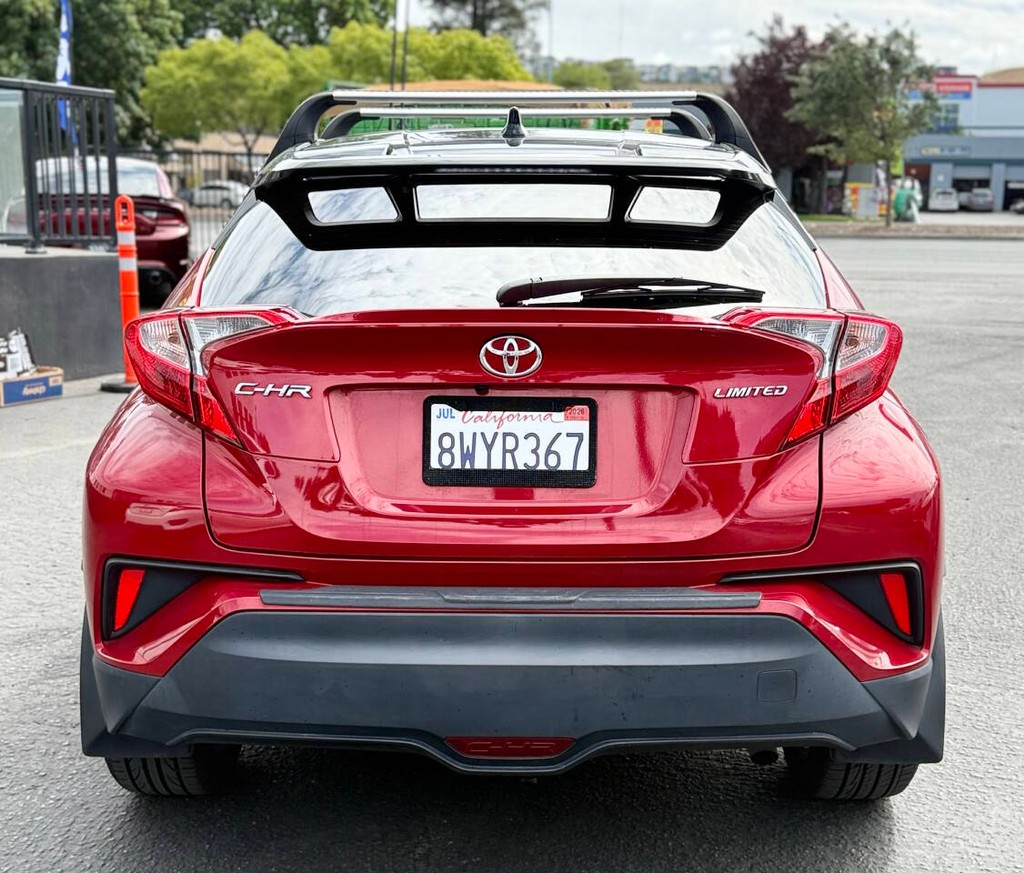 Toyota C-HR Vehicle Full-screen Gallery Image 07