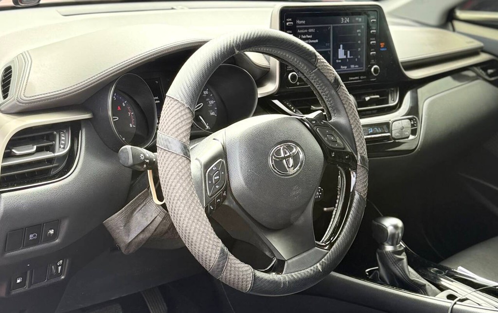 Toyota C-HR Vehicle Full-screen Gallery Image 09