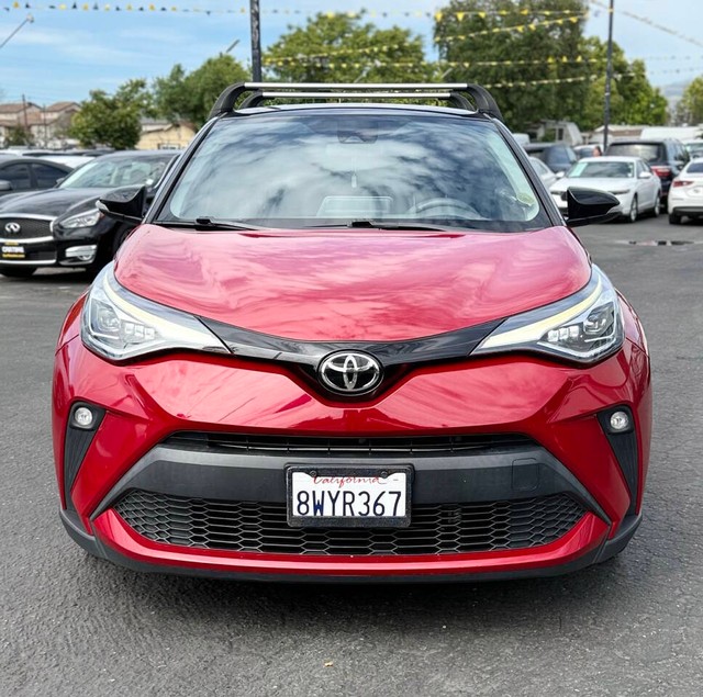 Toyota C-HR Vehicle Full-screen Gallery Image 02