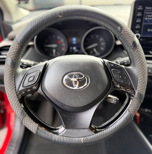 Toyota C-HR Vehicle Full-screen Gallery Image 10