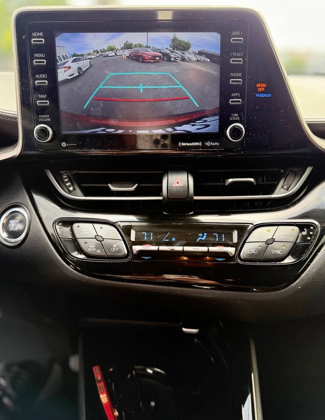 Toyota C-HR Vehicle Full-screen Gallery Image 11