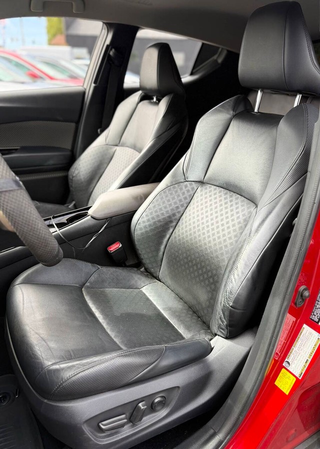 Toyota C-HR Vehicle Full-screen Gallery Image 12