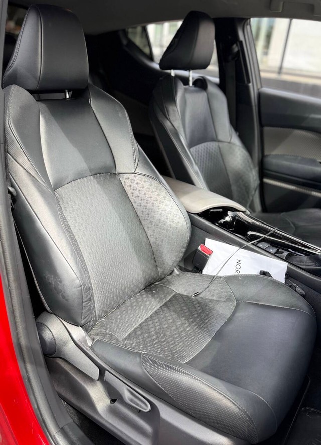 Toyota C-HR Vehicle Full-screen Gallery Image 13