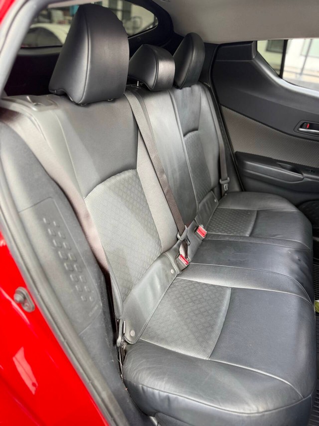 Toyota C-HR Vehicle Full-screen Gallery Image 14