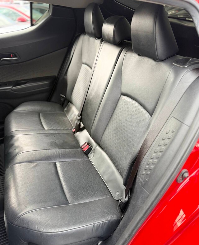 Toyota C-HR Vehicle Full-screen Gallery Image 15