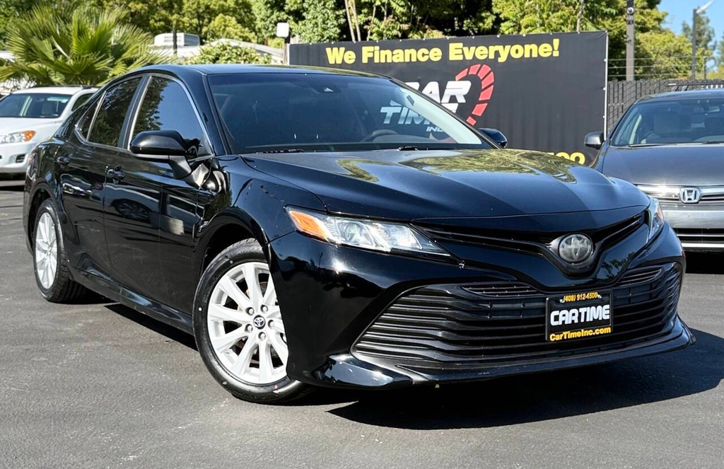 Toyota Camry Vehicle Full-screen Gallery Image 02