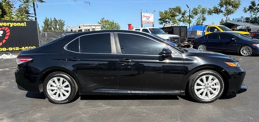 Toyota Camry Vehicle Full-screen Gallery Image 04