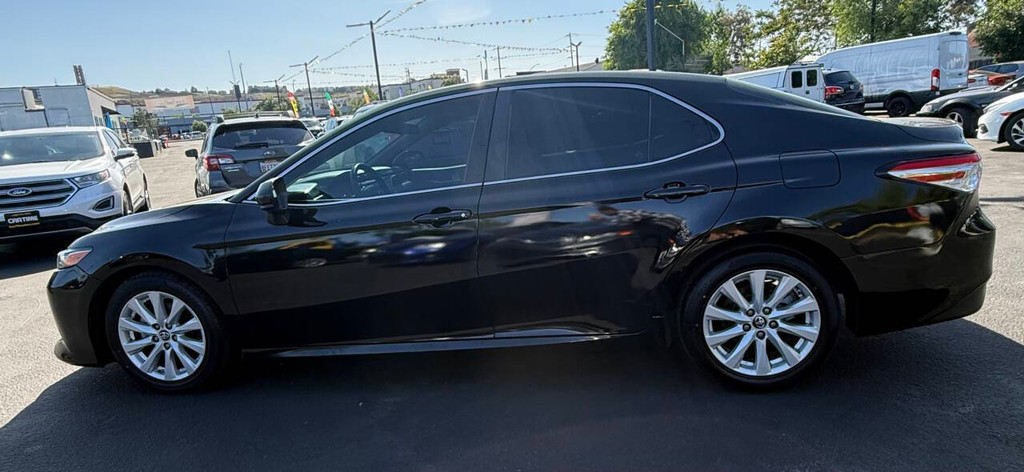 Toyota Camry Vehicle Full-screen Gallery Image 05