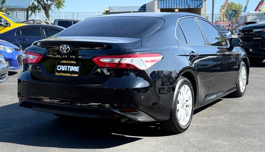 Toyota Camry Vehicle Full-screen Gallery Image 06