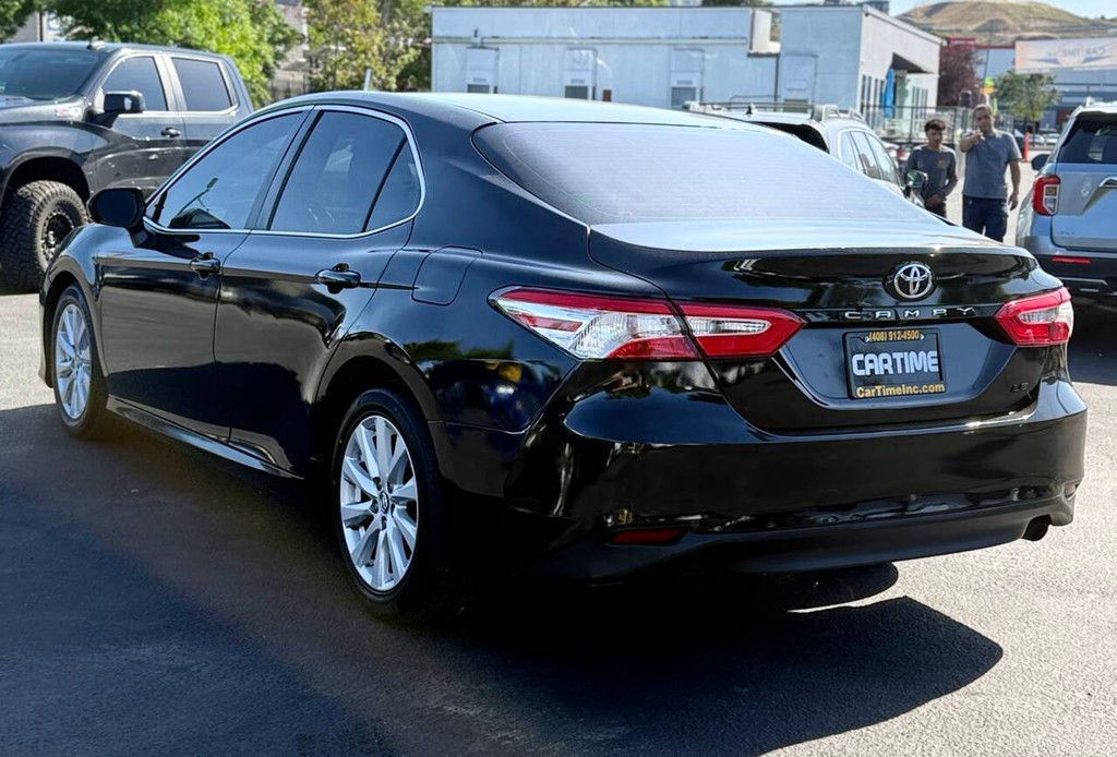 Toyota Camry Vehicle Full-screen Gallery Image 08