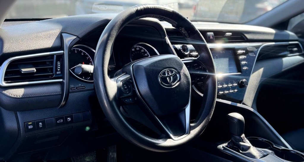 Toyota Camry Vehicle Full-screen Gallery Image 09