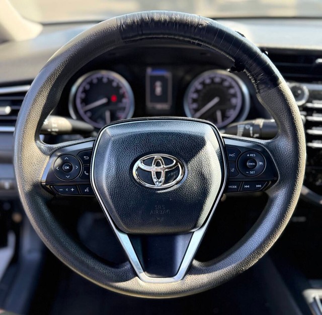 Toyota Camry Vehicle Full-screen Gallery Image 10