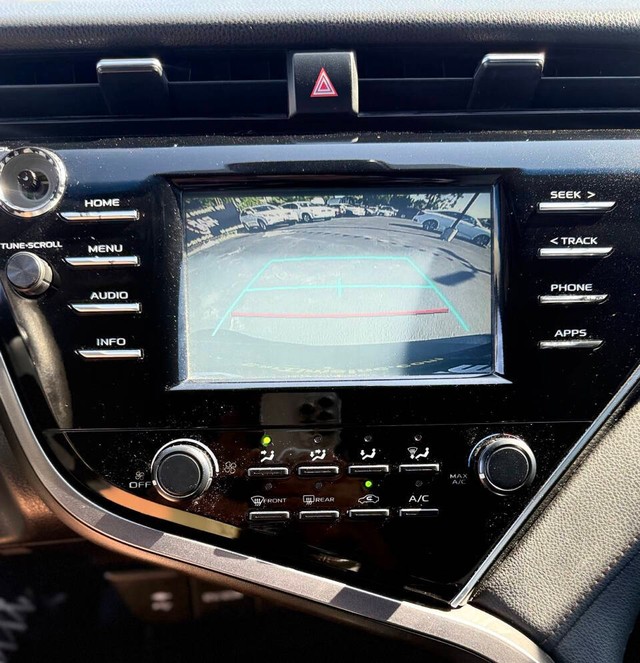 Toyota Camry Vehicle Full-screen Gallery Image 11