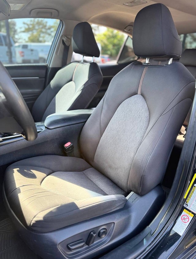 Toyota Camry Vehicle Full-screen Gallery Image 12