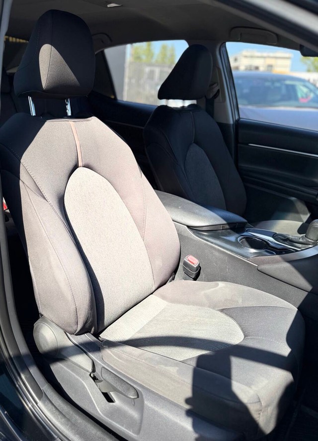 Toyota Camry Vehicle Full-screen Gallery Image 13