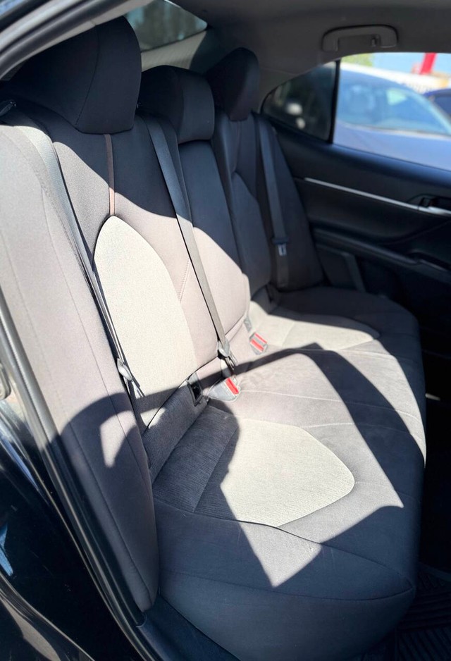 Toyota Camry Vehicle Full-screen Gallery Image 14