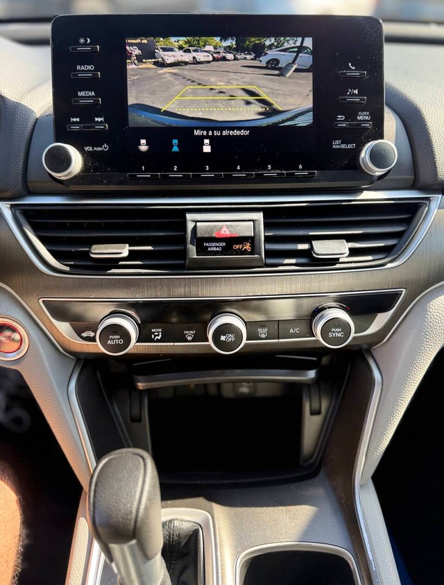 Honda Accord Sedan Vehicle Full-screen Gallery Image 11