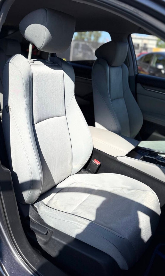 Honda Accord Sedan Vehicle Full-screen Gallery Image 15