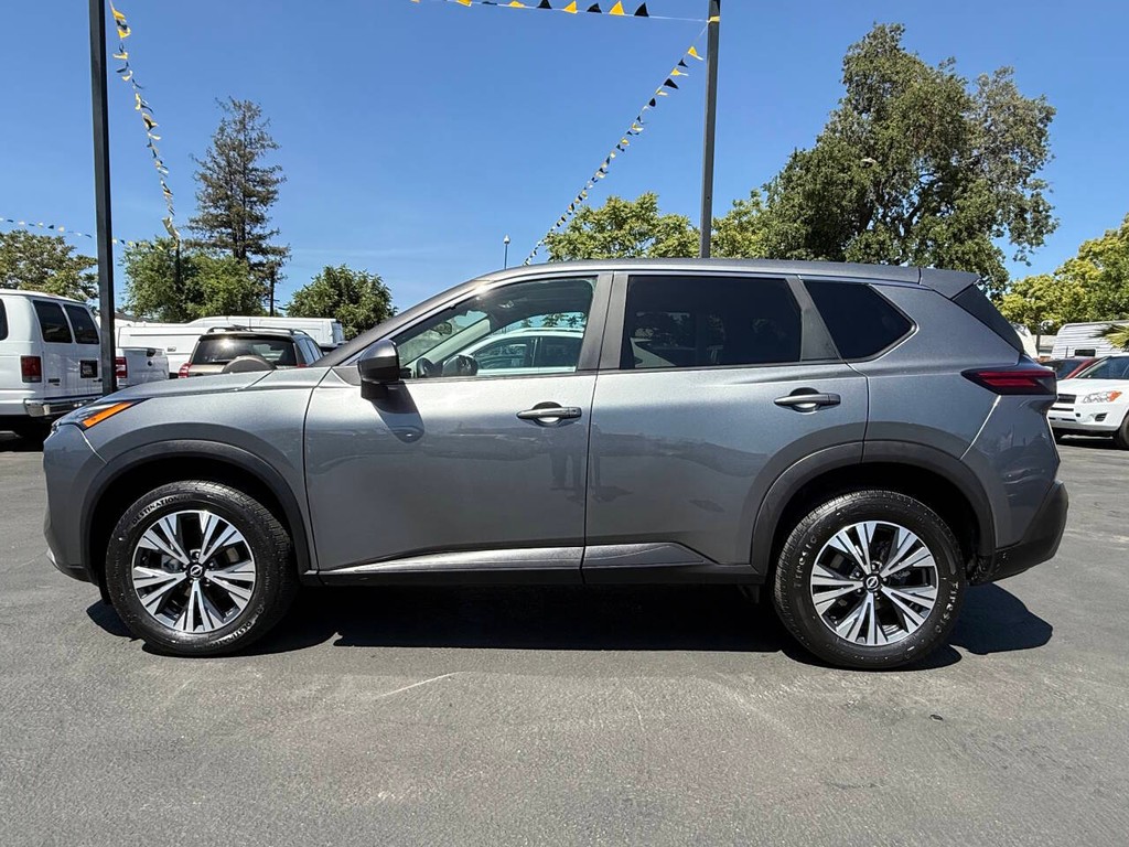 Nissan Rogue Vehicle Full-screen Gallery Image 02