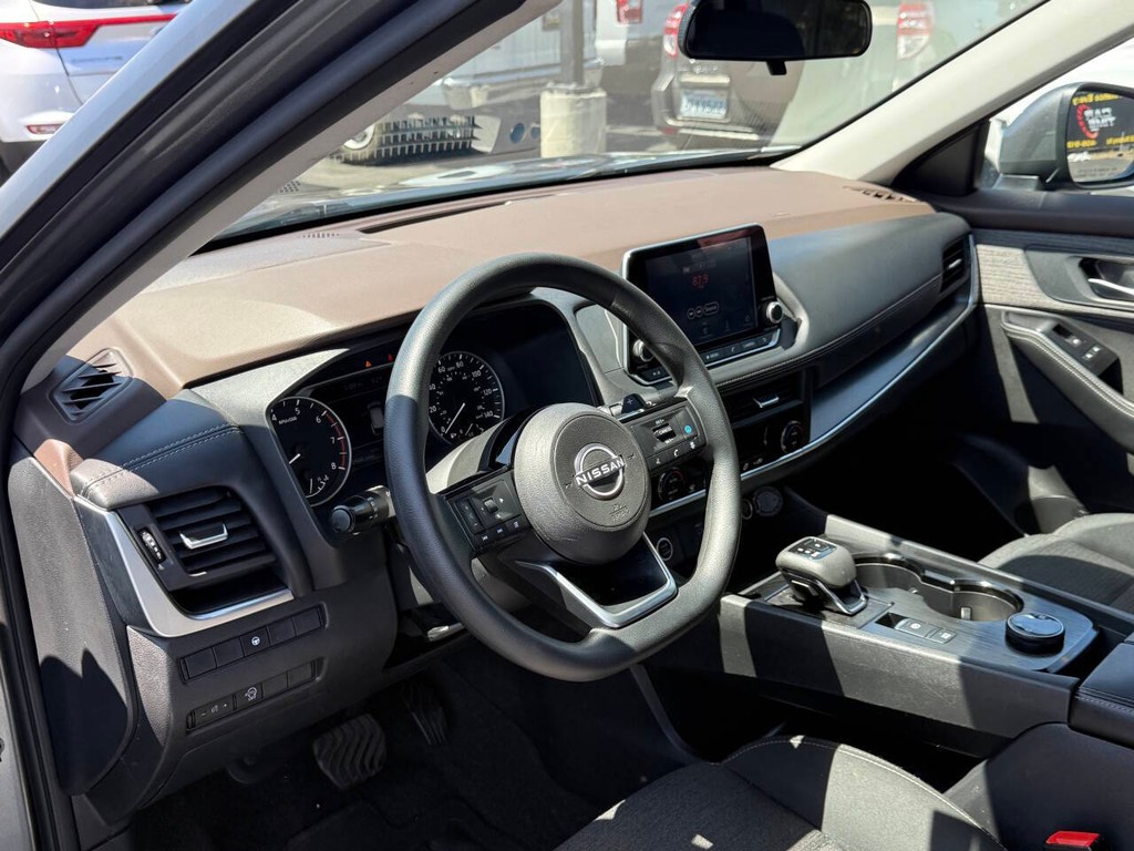 Nissan Rogue Vehicle Full-screen Gallery Image 09