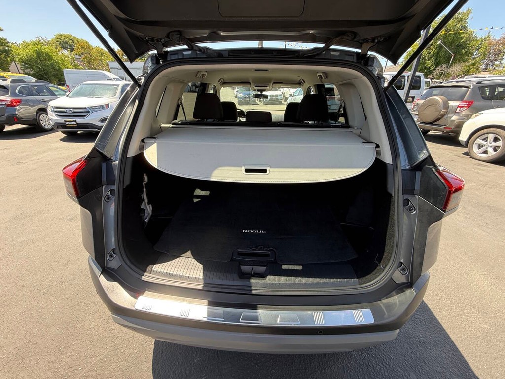 Nissan Rogue Vehicle Full-screen Gallery Image 10