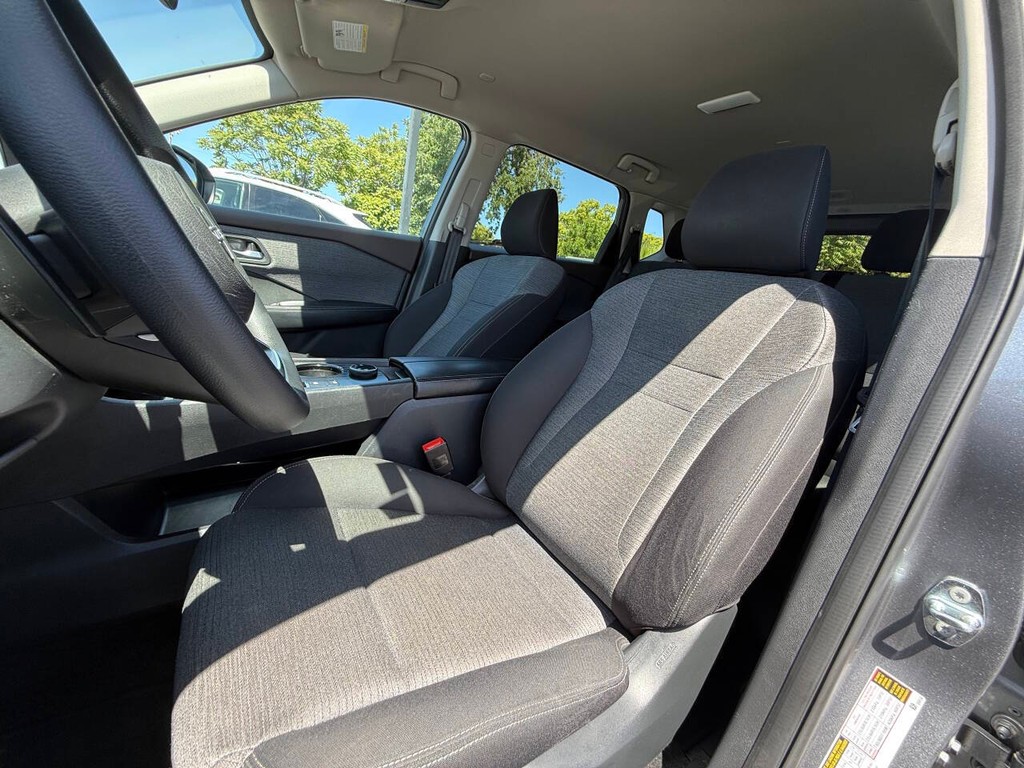 Nissan Rogue Vehicle Full-screen Gallery Image 11