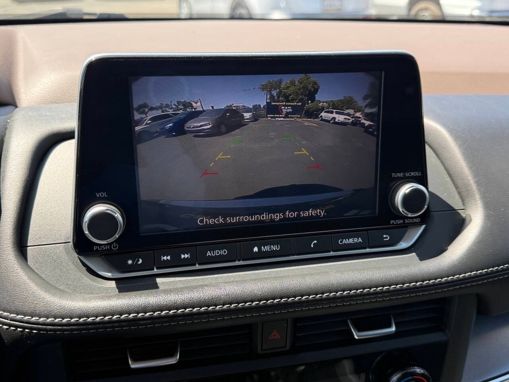 Nissan Rogue Vehicle Full-screen Gallery Image 14