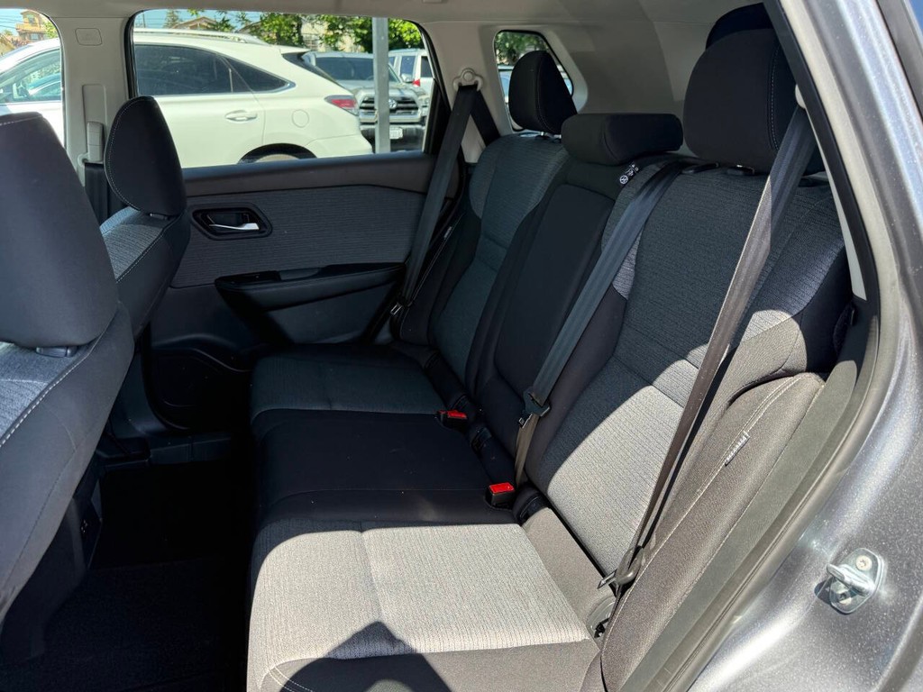 Nissan Rogue Vehicle Full-screen Gallery Image 15