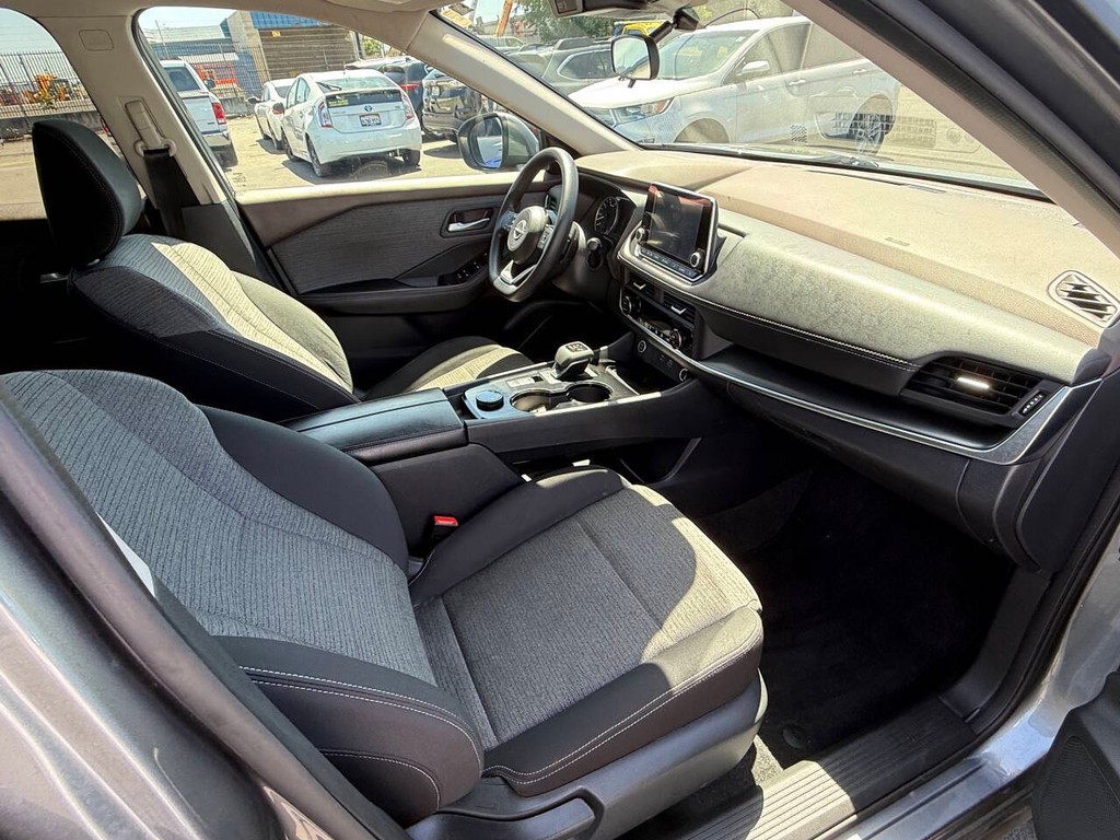 Nissan Rogue Vehicle Full-screen Gallery Image 16