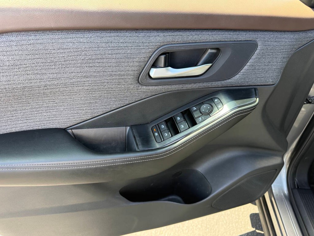 Nissan Rogue Vehicle Full-screen Gallery Image 17