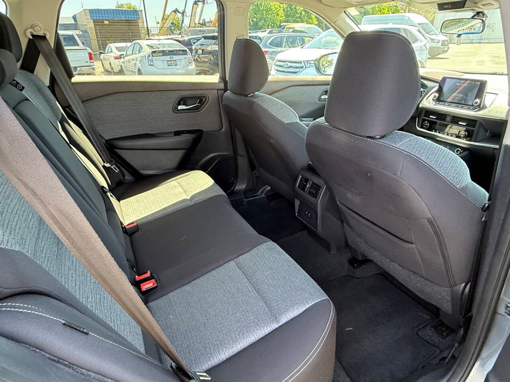 Nissan Rogue Vehicle Full-screen Gallery Image 18