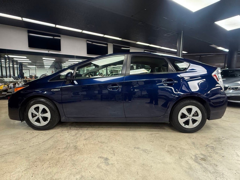 Toyota Prius Vehicle Full-screen Gallery Image 02